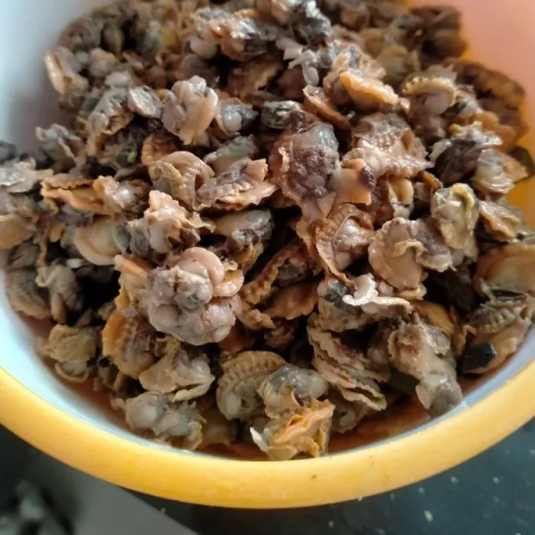 Rebus daging kerang selama 7 menit dengan air mendidih bersama daun salam, kemudian tiriskan.