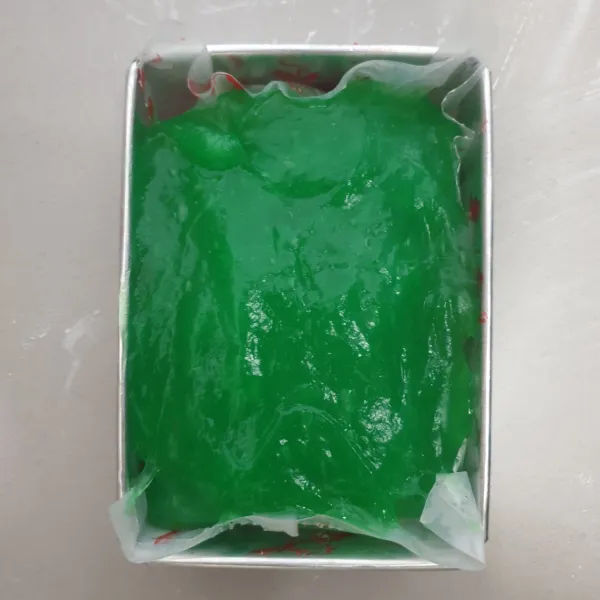 Tuangkan adonan warna hijau diatas Adonan warna putih dan ratakan, biarkan set. setelah dingin potong-potong kotak