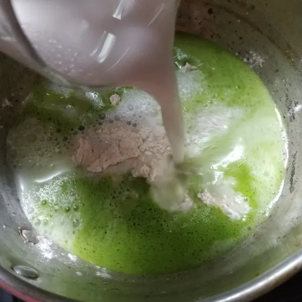 Tuang santan, kemudian aduk hingga rata.