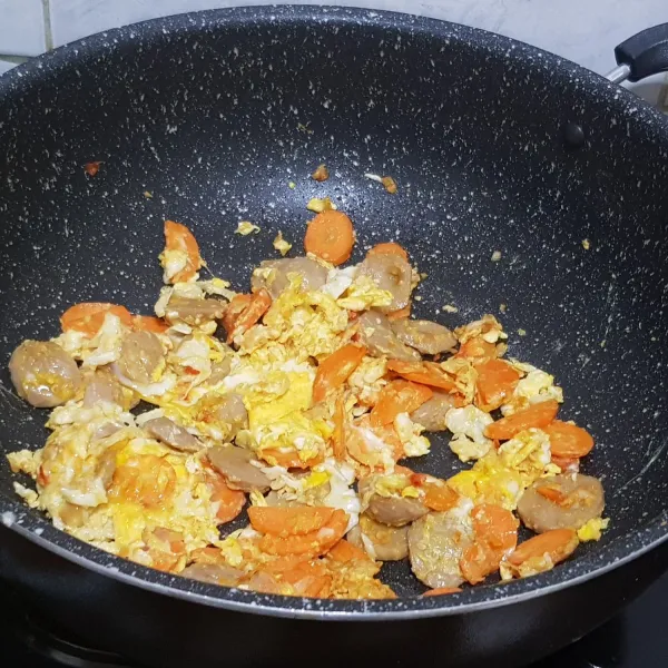 Masukkan bakso, wortel, kubis, dan telur lalu diorak-arik.