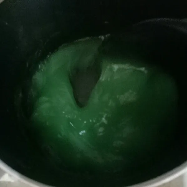 Masak adonan warna hijau, hingga meletup-letup,