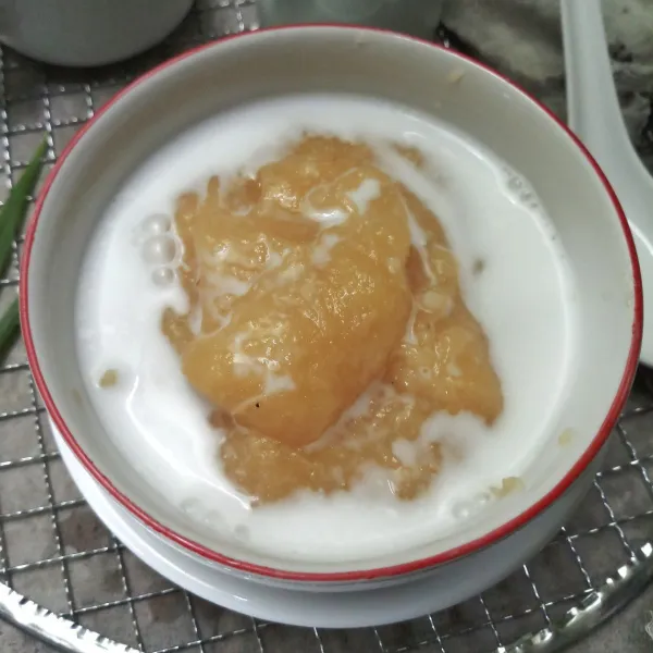 Penyajian: tuang bubur ke dalam mangkuk, siram dengan kuah santan secukupnya