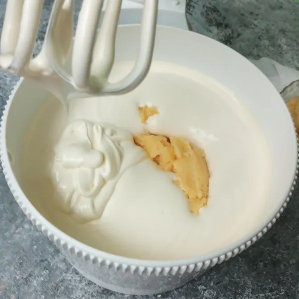 Masukkan tape dan mixer dengan speed rendah