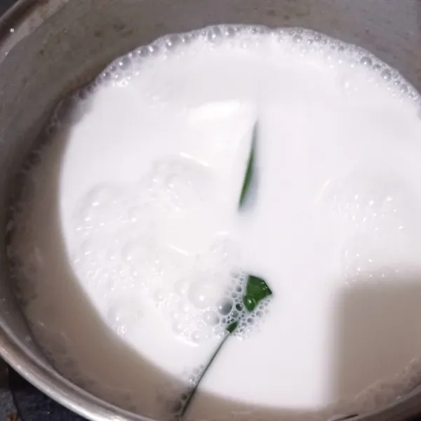 Membuat bubur sumsum, campur semua bahan di dalam panci kemudian masak dengan api kecil