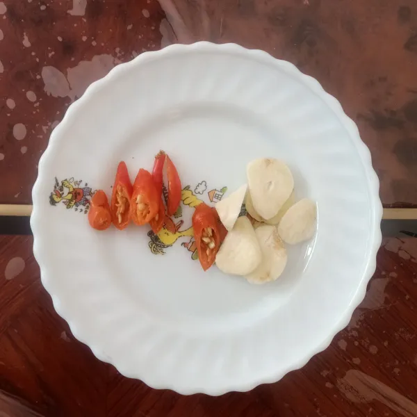 Iris bawang putih dan cabe rawit domba.