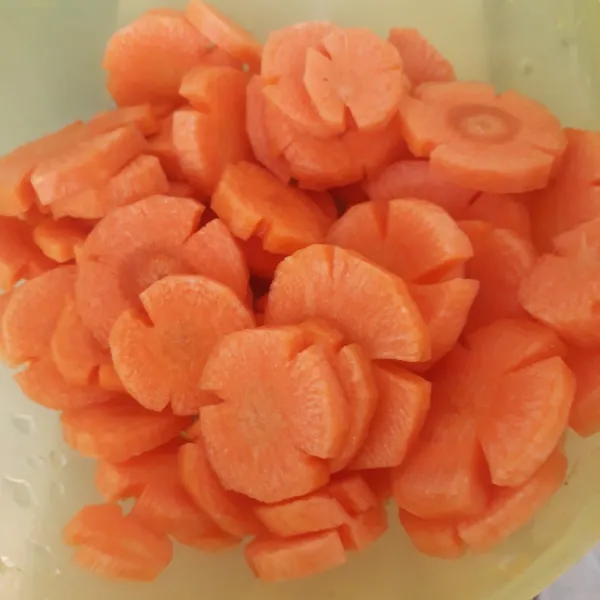 Potong wortel sesuai selera cuci tiriskan