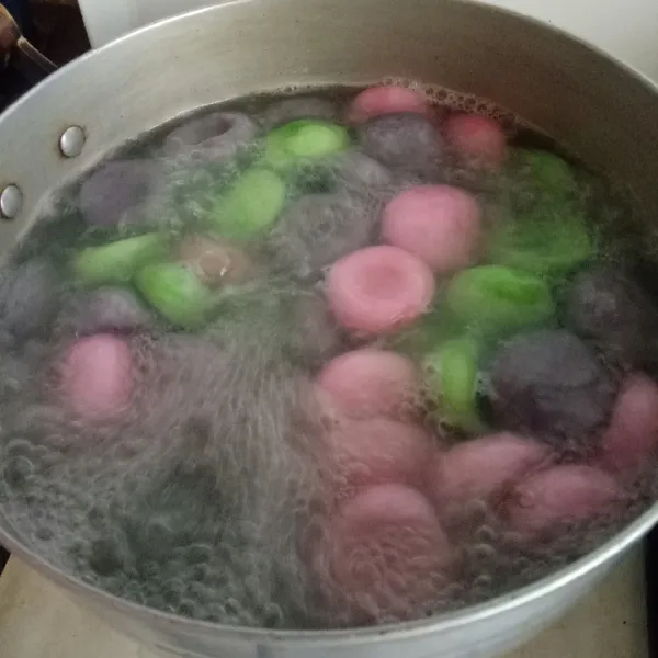 Rebus dalam air mendidih, masak hingga mengapung. Tiriskan.