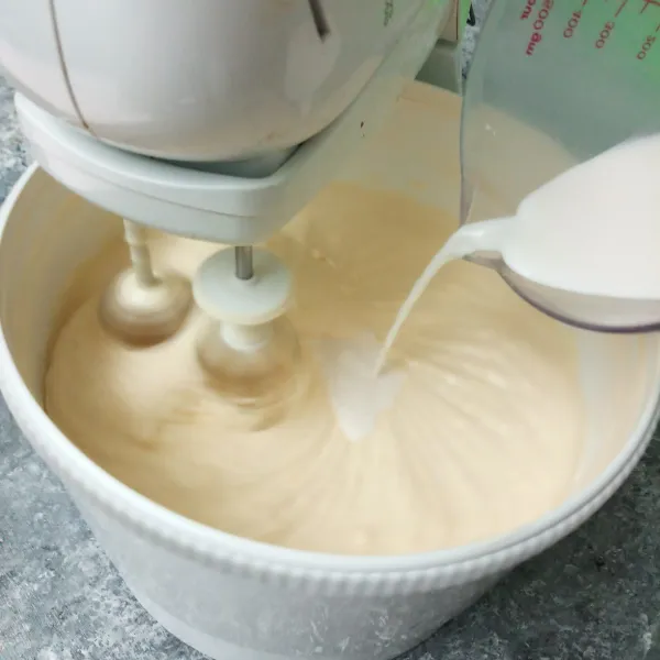 Tuang susu cair, mixer rata