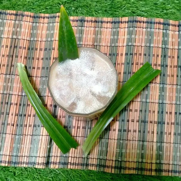 Tuang kopi yang sudah di saring ke dalam gelas. Kemudian sajikan dengan hiasan daun pandan.