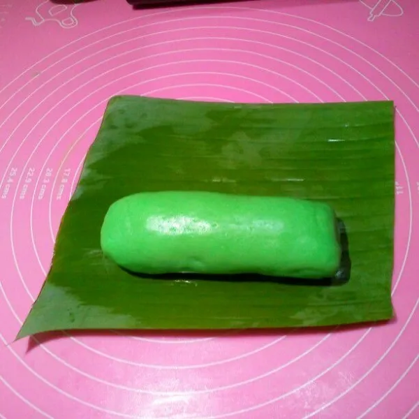Saya bungkus dengan daun pisang yang sudah dioles minyak goreng, lalu disemat ujungnya. Bisa juga dialasi dengan plastik tahan panas. Kukus selama 15 menit. Angkat, biarkan dingin, lalu dipotong. Gunakan pisau yang dialasi plastik agar potongannya bagus, tidak lengket.