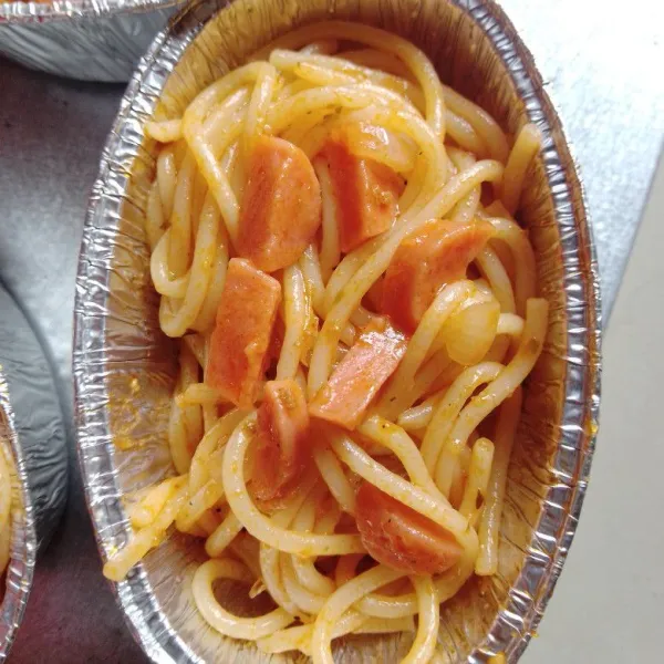 campur spaghetti dengan saus bolognese, masukkan dalam cup alumunium foil