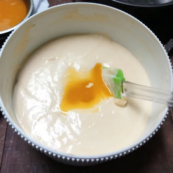 Tuang margarin cair secara bertahap, aduk balik dengan spatula