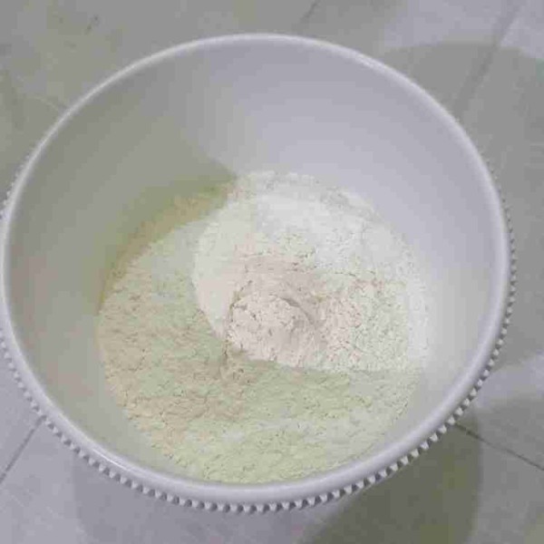 Campurkan bahan kering: tepung terigu, baking powder, dan garam.