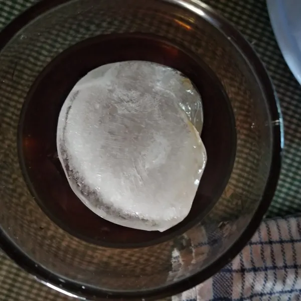 Dalam gelas tuang kuah gula merah, beri es batu