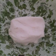 Campur tepung beras, tapioka, gula, garam, aduk rata. masukkan air mendidih, uleni sampai kalis.