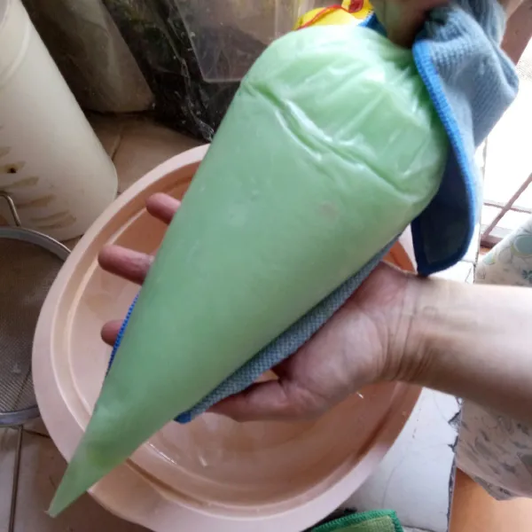 Masukkan ke dalam piping bag