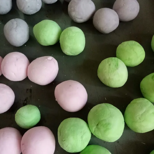 Lalu bulatkan tiap warna