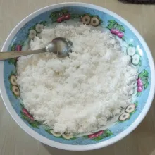 Di dalam sebuah wadah, masukan kelapa parut, beri sedikit garam aduk rata. Koreksi rasanya. Pindahkan ke dalam loyang kecil.