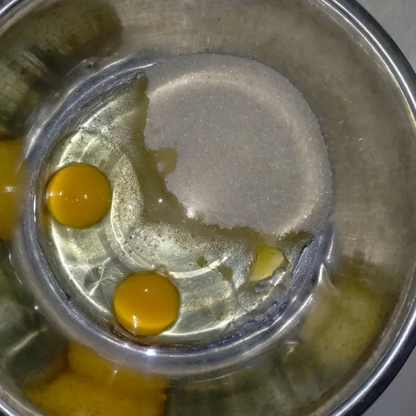 Kocok telur menggunakan mixer dengan kecepatan tinggi, hingga mengembang dan pucat.