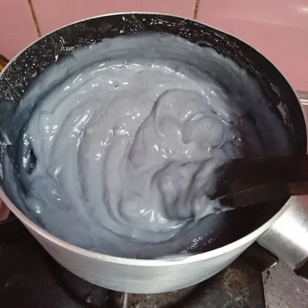 Dawet: larutkan tepung beras, tepung tapioka, air, garam dan Pewarna makanan. Masak sambil diaduk sampai meletup-letup dan kental.
