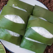 Tata urap ketan kelapa di atas piring saji. Siap dihidangkan.