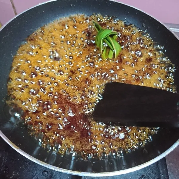 Sirup: Didihkan gula merah, air,daun pandan dan garam di atas api kecil sampai kental.