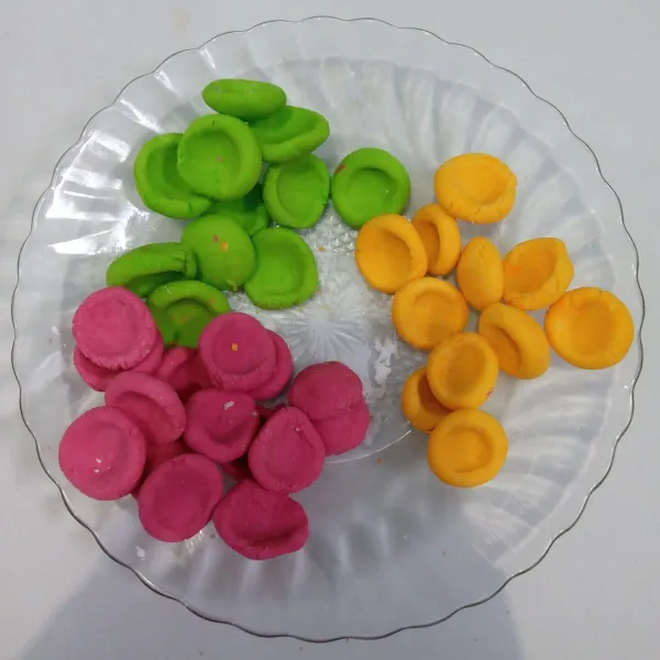 Bentuk adonan menjadi bulat pipih. Kemudian tekan bagian tengahnya.