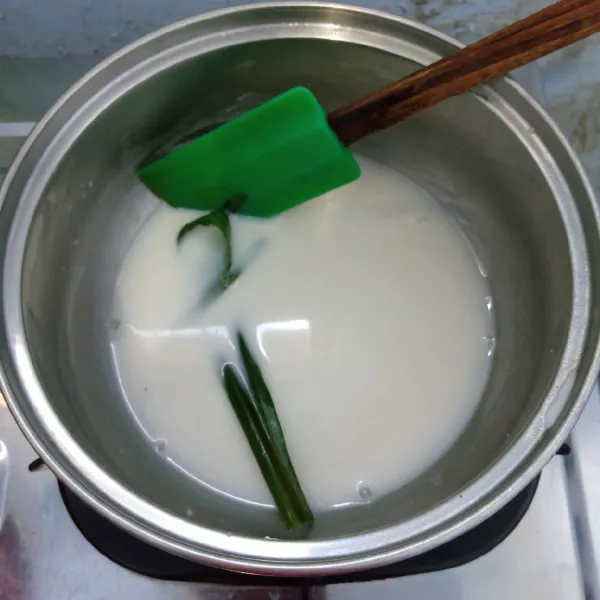 Rebus santan, daun pandan, gula dan garam sampai hangat. Kemudian masukkan susu kental manis. Aduk rata. Masak sampai mendidih.