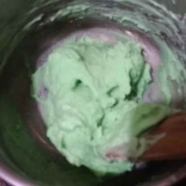 Kemudian masak bahan kulit dengan api kecil sampai mengental