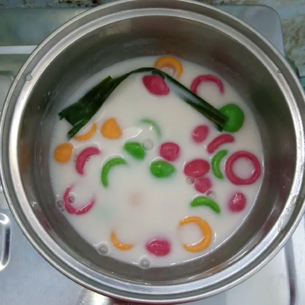 Masukkan biji gempol. Aduk rata. Biarkan dingin. Sajikan dengan es batu.