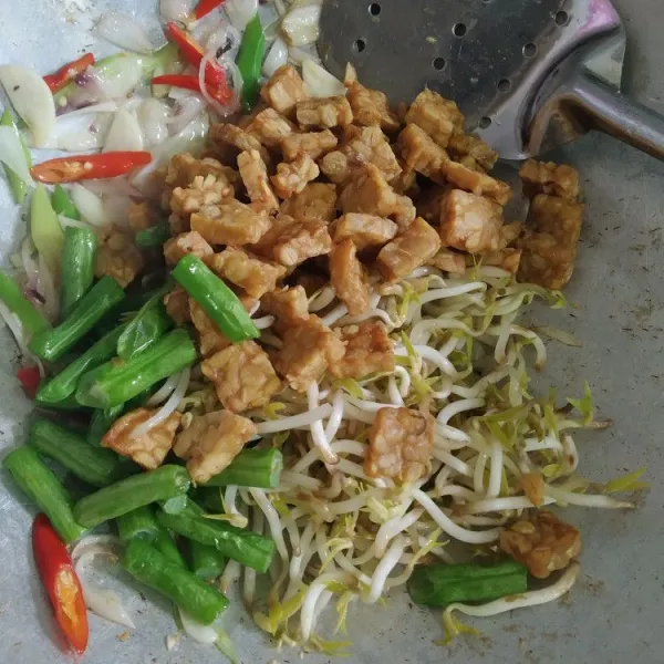 Masukkan tempe, tauge, dan buncis. Aduk rata