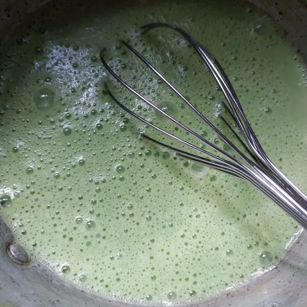 Nyalakan api, tambahkan gula dan garam masak sambil terus diaduk.