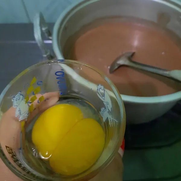 Masak di api kecil dan setelah panas masukkan 2 kuning telur.