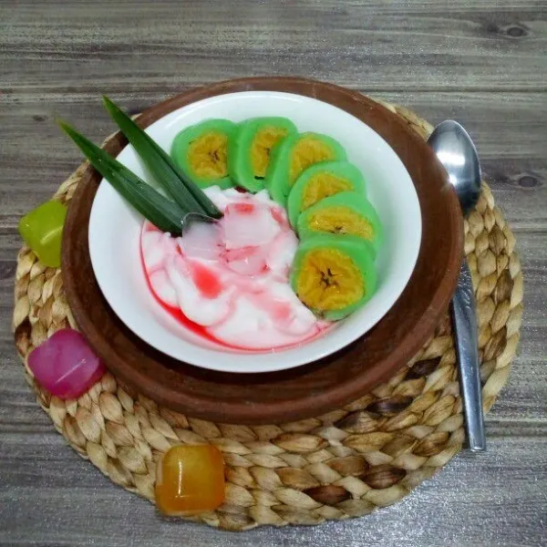 Tata dalam mangkuk saji : es batu, potongan pisang ijo, bubur sum-sum lalu tuangi syrup cocopandan. Sajikan.