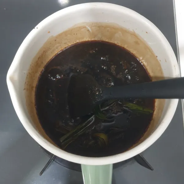 Masak semua bahan untuk membuat saus Gula Merah, setelah mendidih dan kental angkat dan saring. Biarkan dingin.