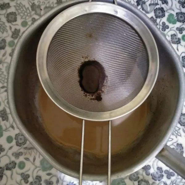 Saring kopi agar tidak ada ampas.