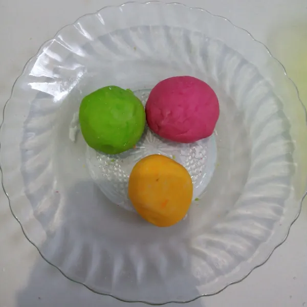 Bagi adonan menjadi 3 bagian. Beri pewarna merah, kuning dan hijau.