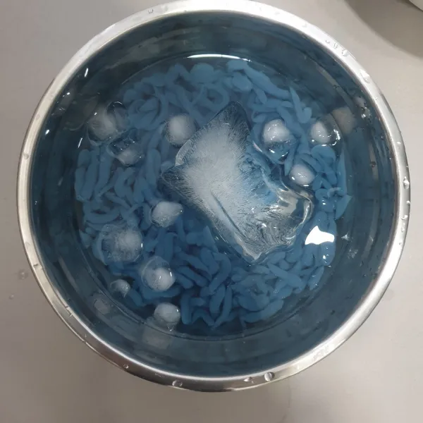 Buat sampai selesai, kemudian tiriskan.