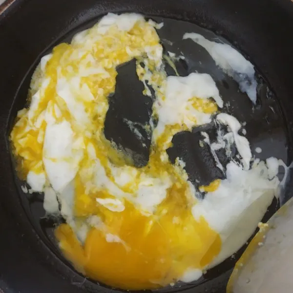 Panaskan minyak di wajan, tambahkan telur beri sedikit garam lalu orak arik dan sisihkan.