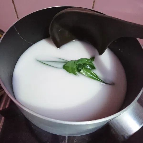 Kuah santan: rebus semua bahan kuah santan sambil diaduk sampai mendidih dan matang.
