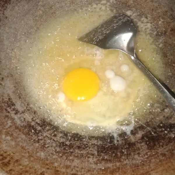 Masukkan telur lalu orak-arik. Tambahkan garam, gula, dan penyedap rasa.