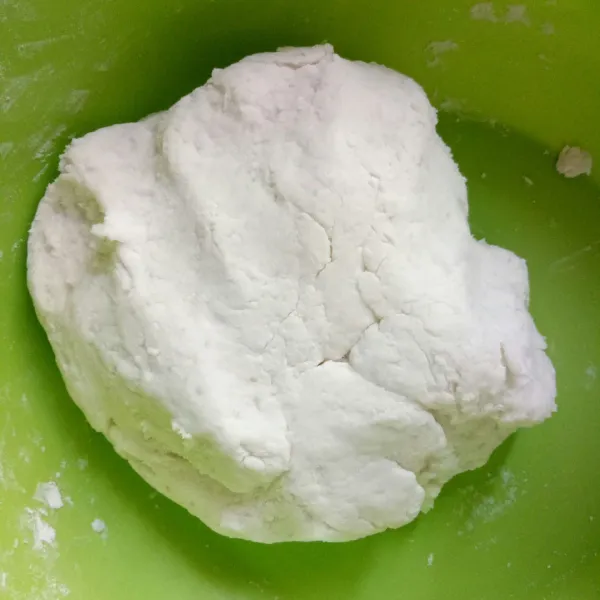 Campur tepung, gula dan garam. Tambahkan air, uleni hingga kalis