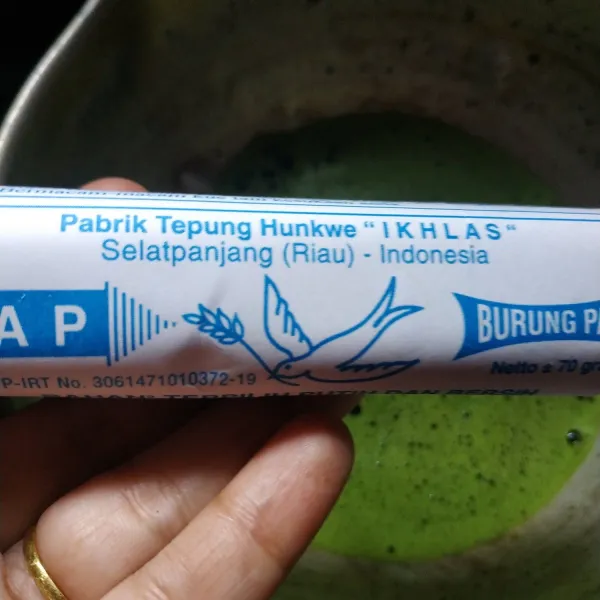Dalam wajan tuang jus pandan, tambahkan tepung hunkwe.