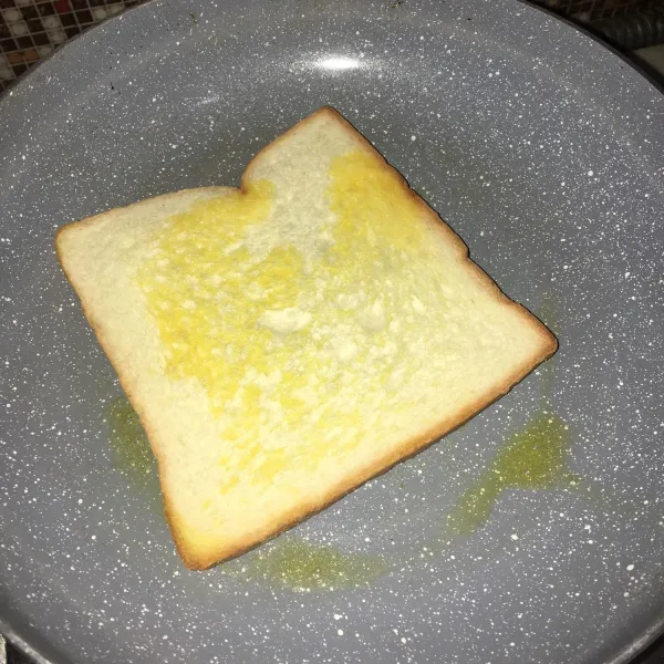Masukan roti sambil diputar agar margarine menempel rata pada roti.