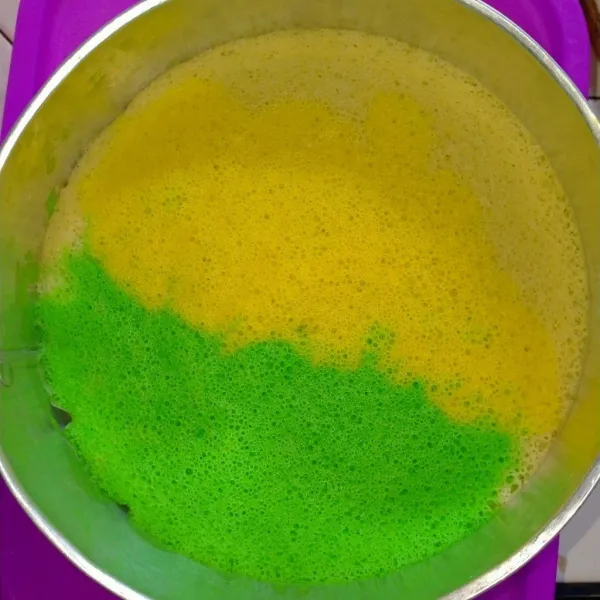 Setelah 25 menit, tes tusuk menggunakan tusuk sate. Biarkan dingin. Tadaaa... bolu kukus pandan siap disajikan.