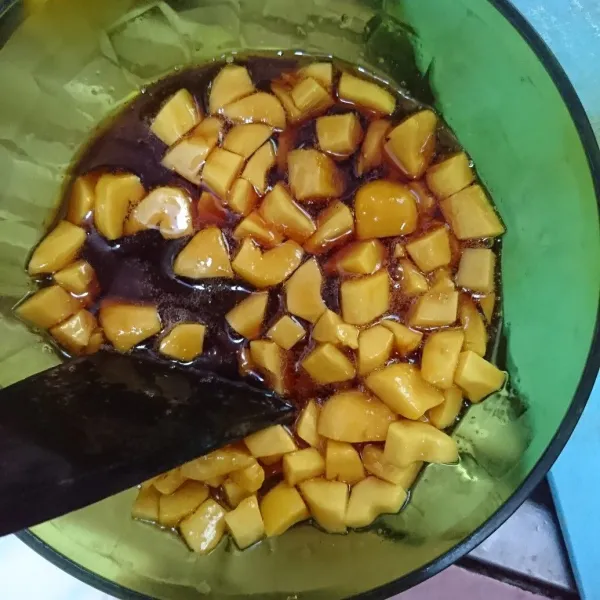 Tambahkan nangka, aduk rata.
