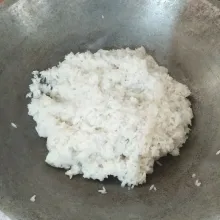 Pindahkan beras ketan yang sudah kempas-kempis ke dalam wajan lalu siram serata beras ketan dengan menggunakan santan memdidih tadi. Jika santan kurang bisa pakai air panas biasa (air panas dispenser/air panas termos). Aduk hingga semua santan terserap oleh beras ketan. Tutup wajannya. Diamkan kurang lebih 25 menit/hingga beras ketannya mengembang.