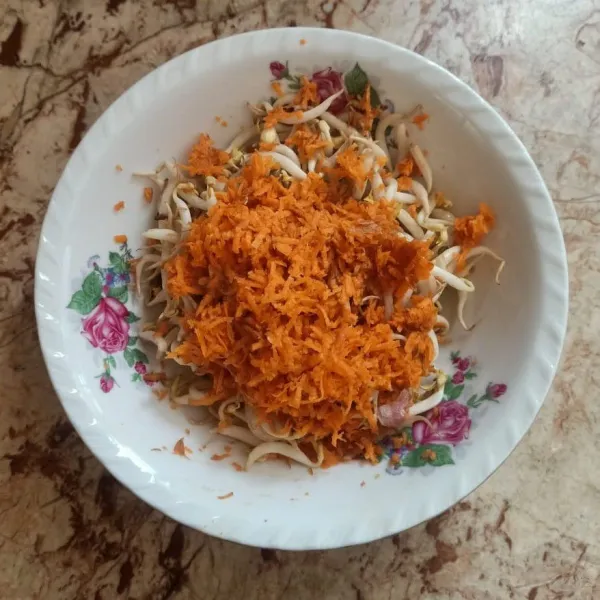 Campurkan tauge dan parutan wortel