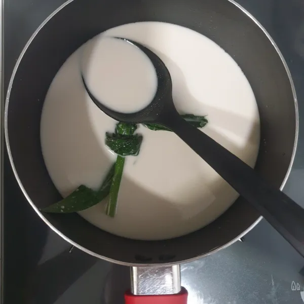 Campurkan santan, air, garam dan daun pandan, masak dengan api kecil sambil diaduk hingga mendidih, matikan api dan angkat, biarkan dingin.