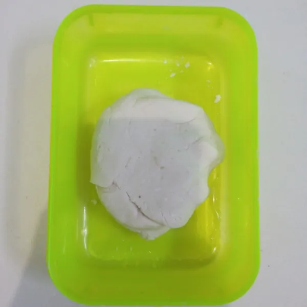 Campur semua bahan adonan. Uleni sampai kalis/tidak lengket.